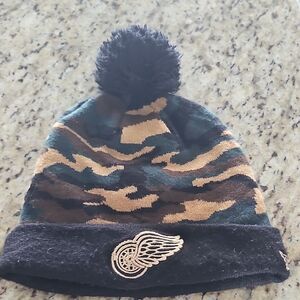 Detroit RED wings Camo NhL New Era Black Beanie with Pom Pom